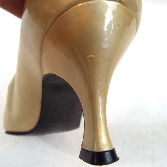 Stuart Weitzman Women's Gold Patent Leather Pointed Toe Heel w/ Bow Detail Sz 8W - Picture 8 of 8